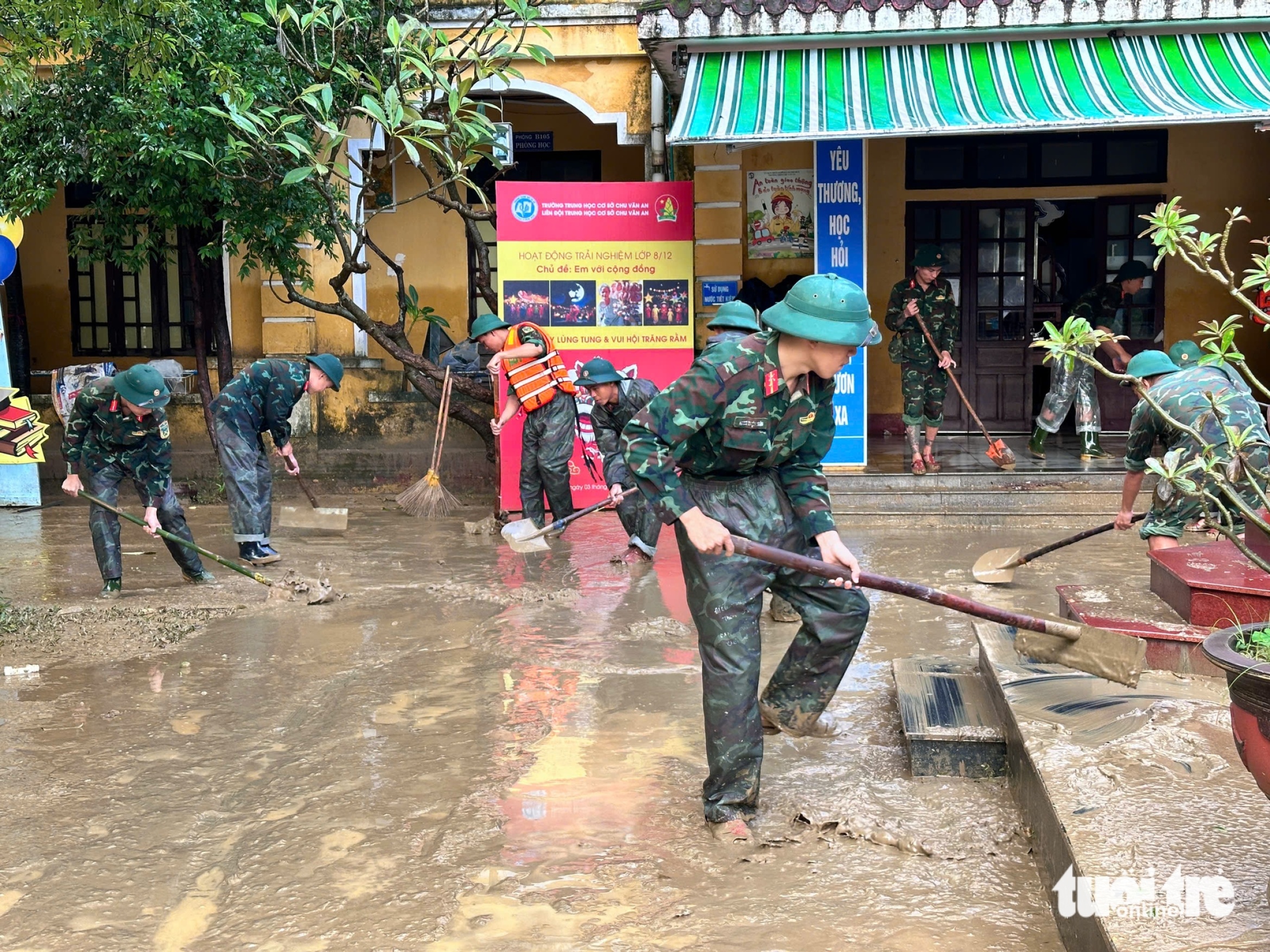 洪水过后书本桌椅被泥浆淹没,顺化师生忙于清理校园